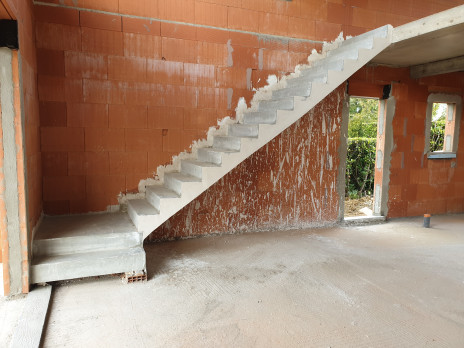 Escalier béton d'atelier brut