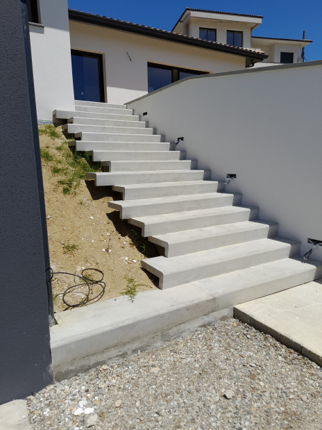 Escalier extérieur Pyramidal en béton gris préfabriqué brut 