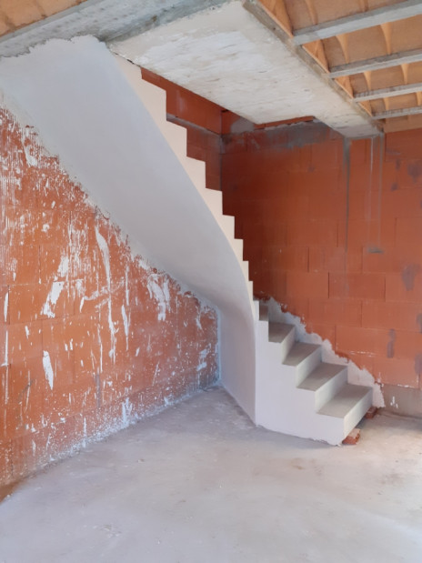 Escalier béton d'atelier brut