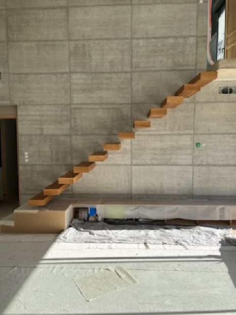 escalier suspendu sans contremarches avec parement bois