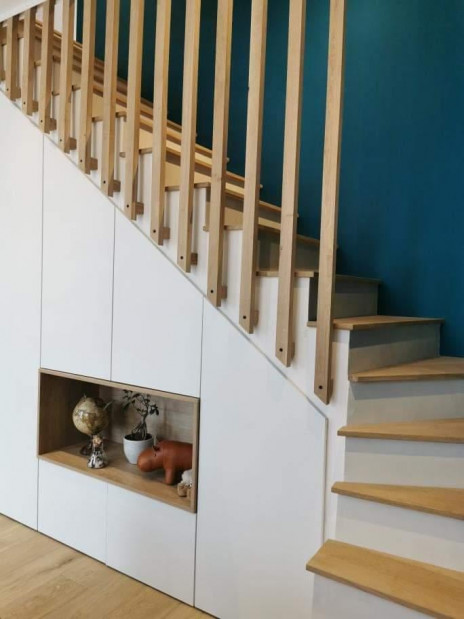 Escalier béton avec parement bois et claustra en garde corps 