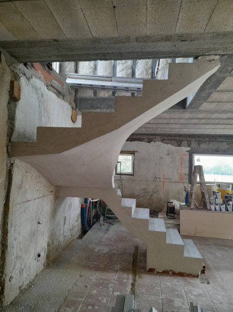 Escalier béton d'atelier brut 