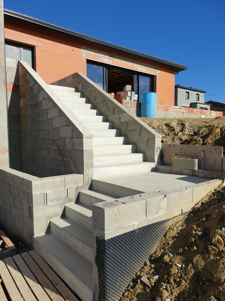 Escalier béton d'atelier brut