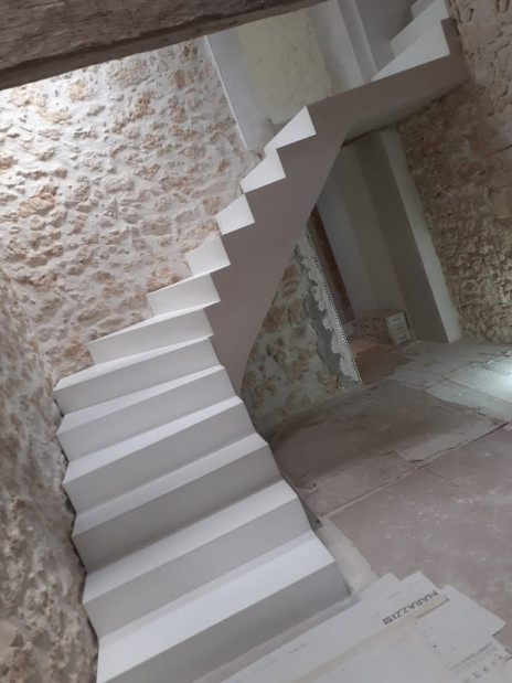 Escalier en béton teinté dans la masse SAINT EMILION