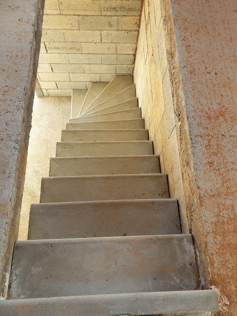 Escalier béton d'atelier brut