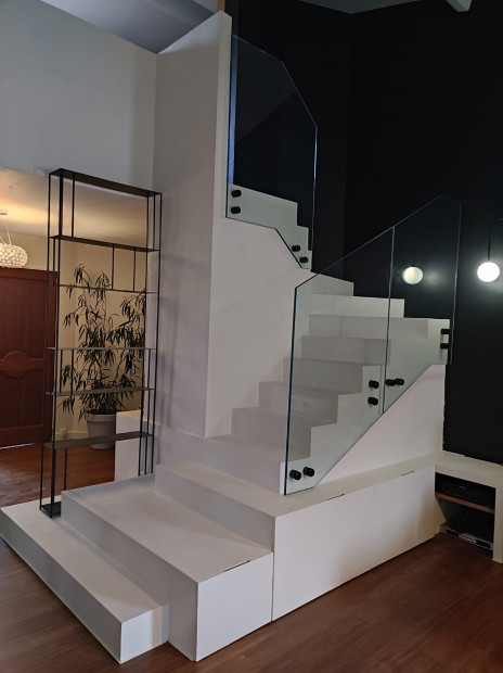 Escalier béton préfabriqué avec enduit béton minéral blanc