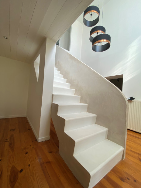 Escalier en béton teinté dans la masse TOURNEFEUILLE