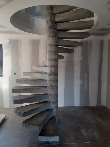 Escalier béton d'atelier brut