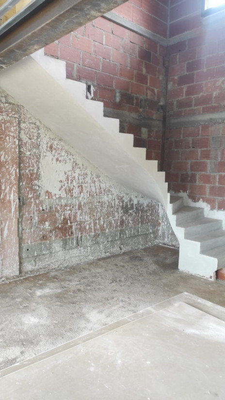 Escalier béton d'atelier brut 